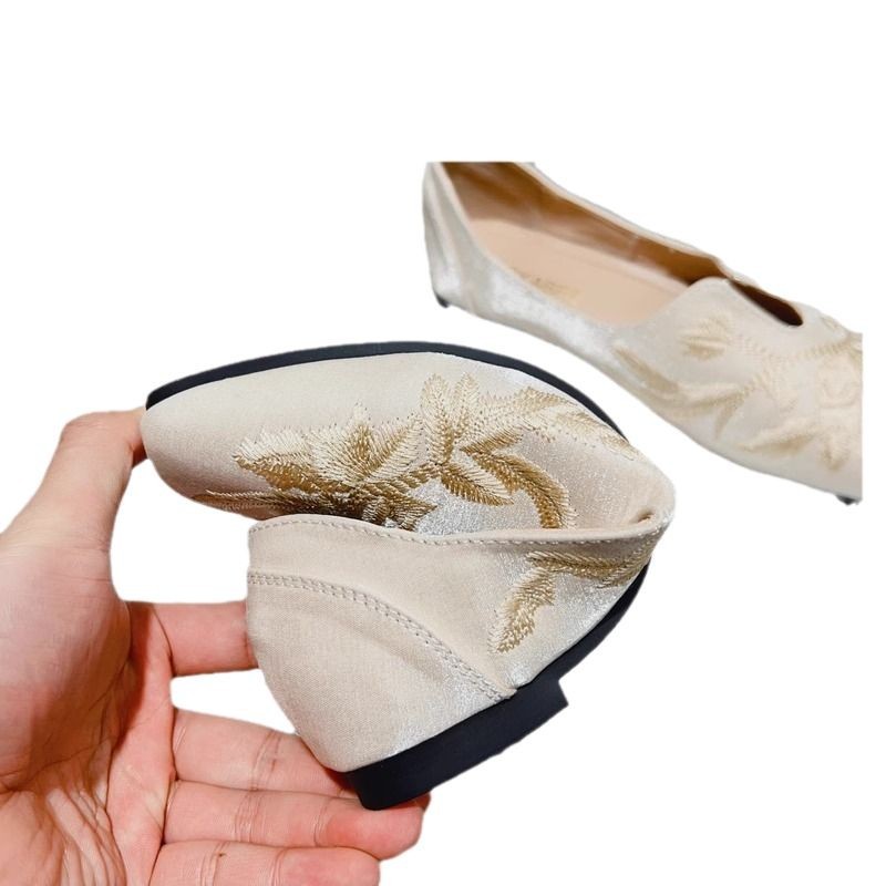 Guofeng nuevo estilo chino de cabeza cuadrada plana con una sola zapatilla 2025 nuevo tamaño grande con suela suave cheongsam zapatos retro bordados frijoles zapatos de marioneta