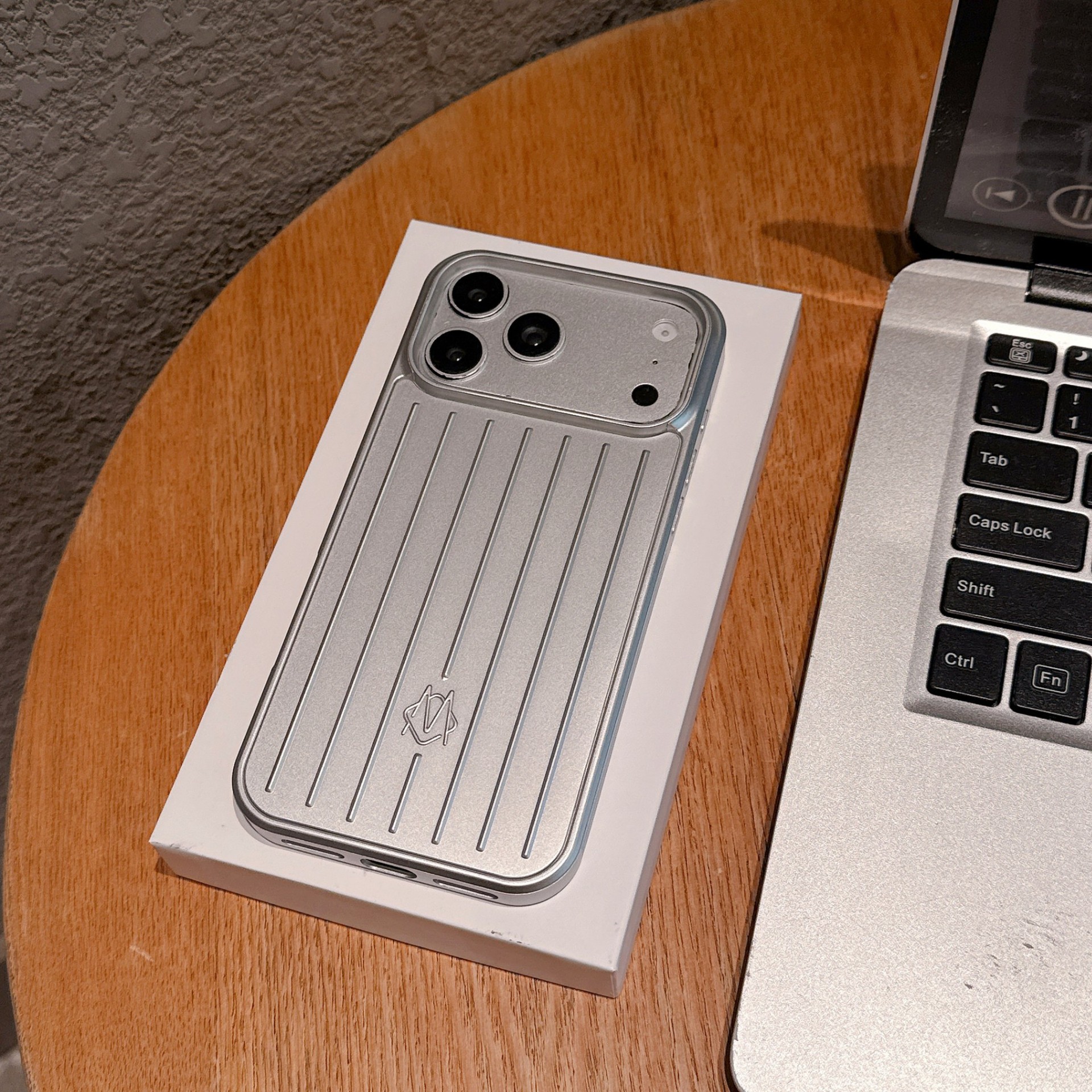 Luggage Aluminum Case for iPhone 17 Pro Max Silver