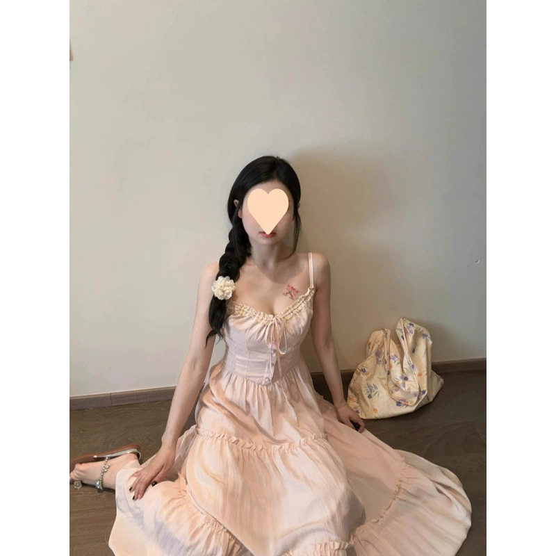 Женское летнее платье-миди в стиле Pure Desire с рюшами, лоскутной отделкой и тонкими бретелями, 2025 года.