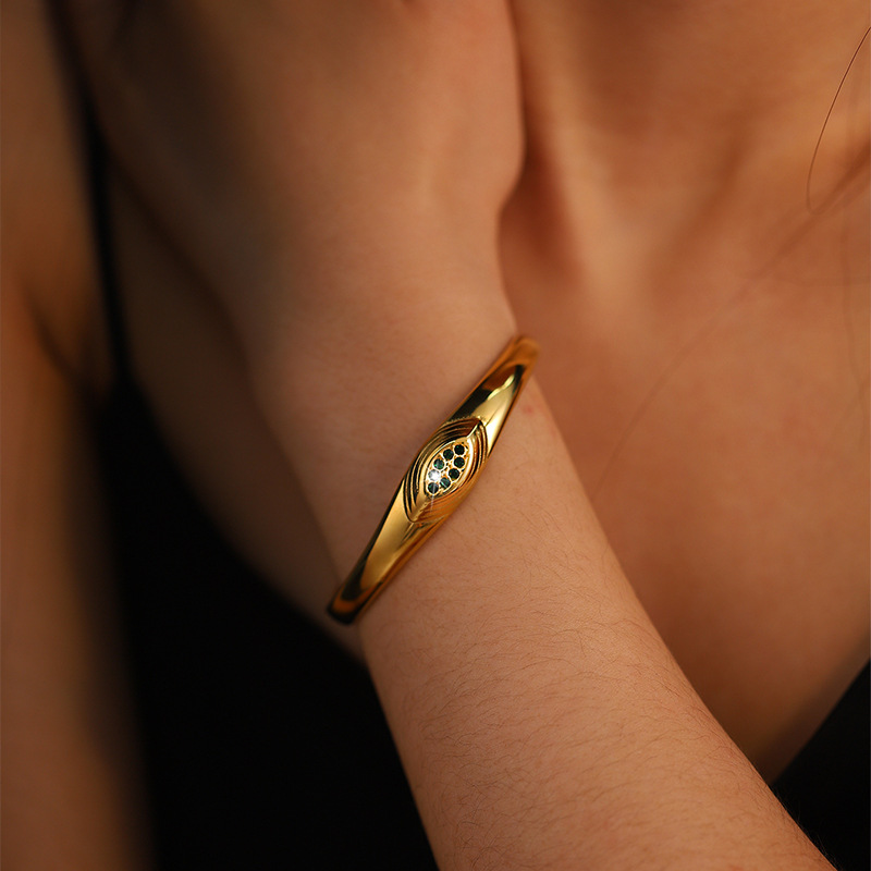 Brazalete de acero de titanio de lujo ligero brazalete de arco de diamantes de lujo de alta calidad de 18k de oro real galvanizado de moda europea y americana brazalete abierto