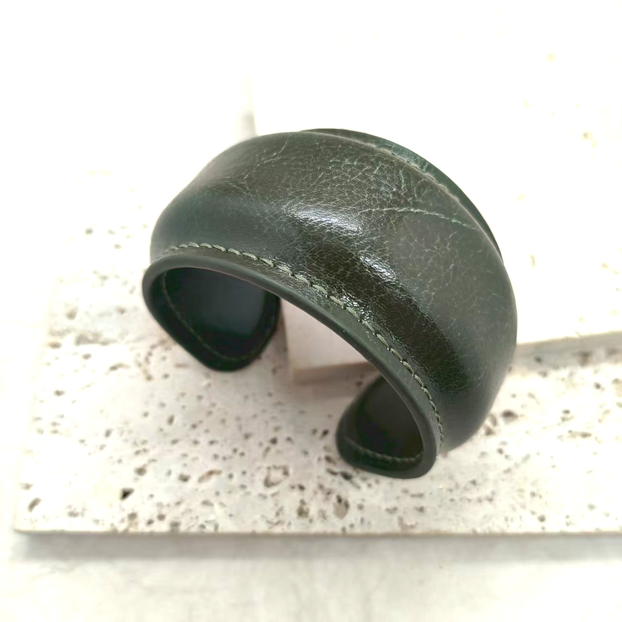 革の極めてシンプルなオープンブレスレット