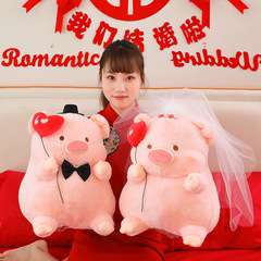 起爆式結婚祝いの赤ちゃんカップルの子豚と結婚式の赤ちゃんの結婚部屋にプレゼントの結婚プレゼントを配置します。