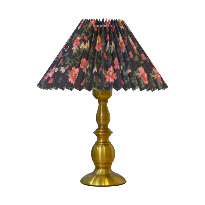 Lámpara de mesa retro de bronce simple posmoderna lámpara de mesa de noche de dormitorio europeo simple lámpara de mesa regulable lámpara de mesa Luz de boda estilo de lujo