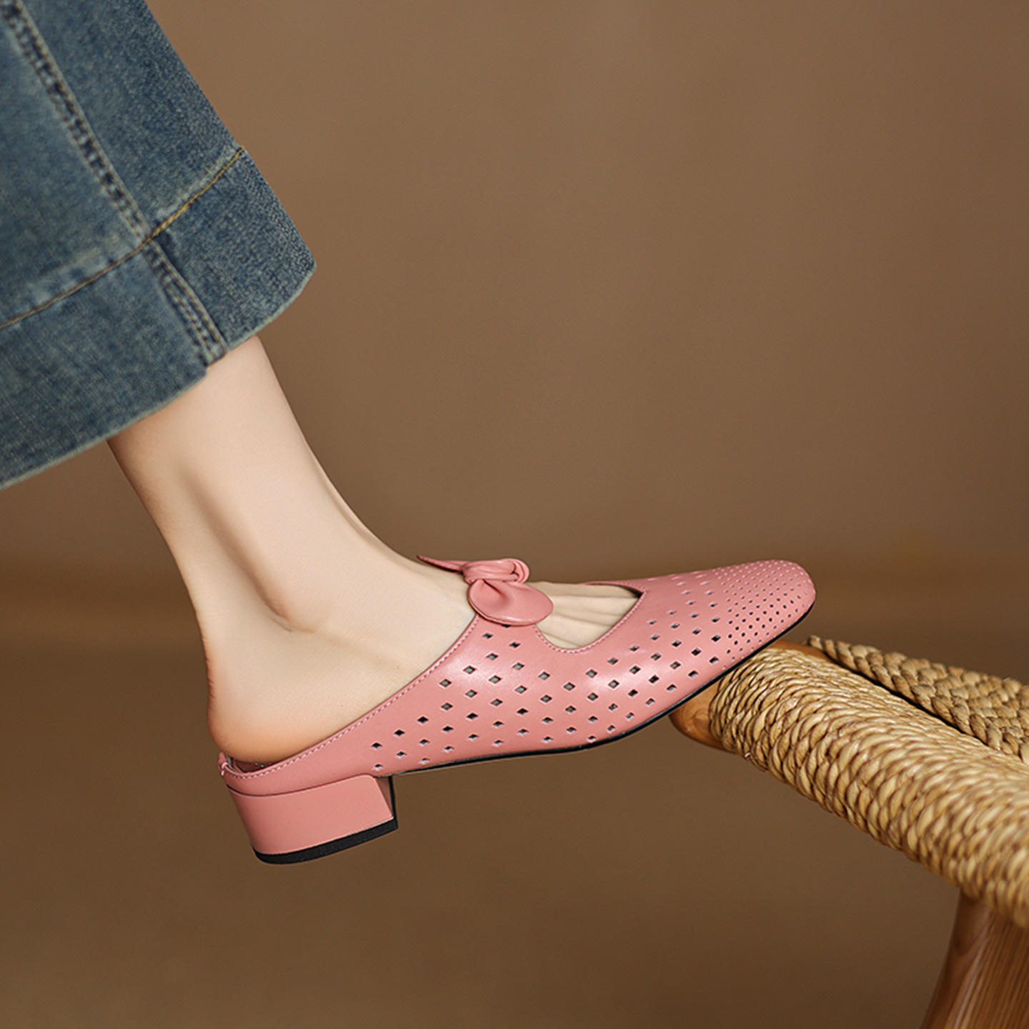 Dép sandal nữ da bò đục lỗ mũi kín quai hậu gót thấp — Màu hồng chi tiết 15