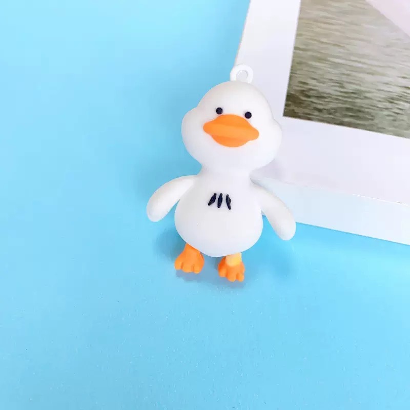 Creativo de dibujos animados pegamento suave pato amarillo colgante llavero adorable reabastecimiento de pato colgante bolsos accesorios llavero al por mayor