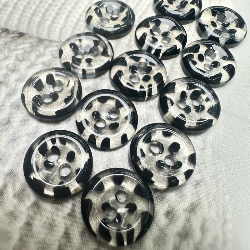 Factory direct camouflage military training clothing resin buttons fashion eye buttons wholesale clothing technology four eye buttons