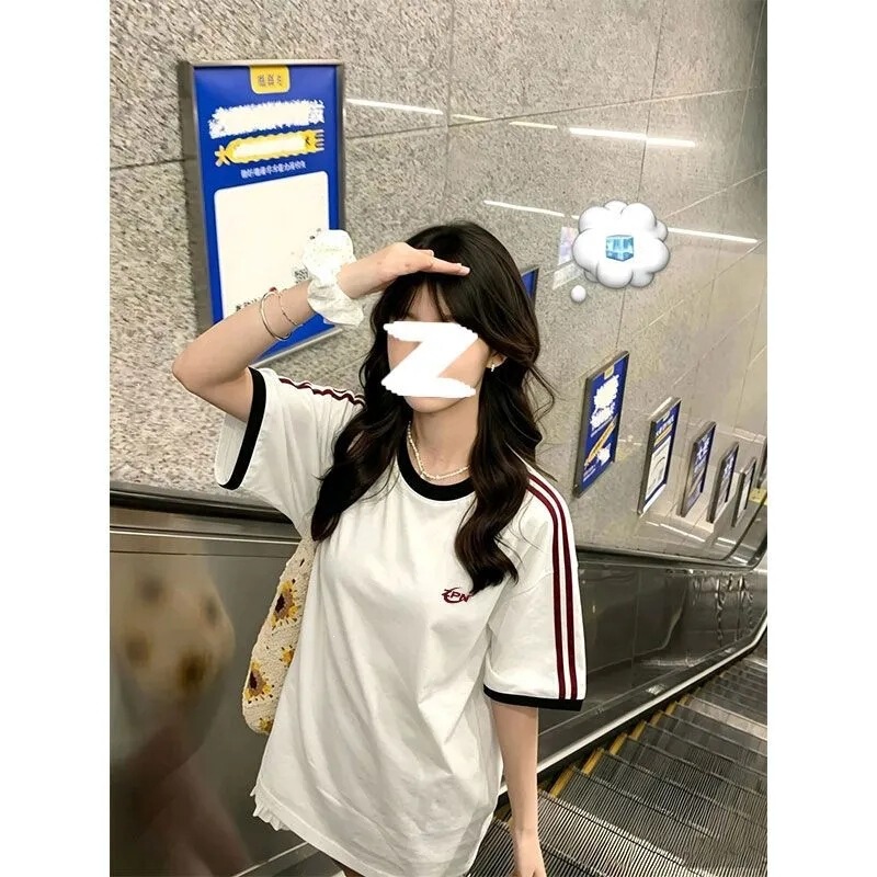 Ribbed neckline + back hem, two-bar embroidered letter short-sleeve shirt for men and women, white and pink, fly-sleeve knit