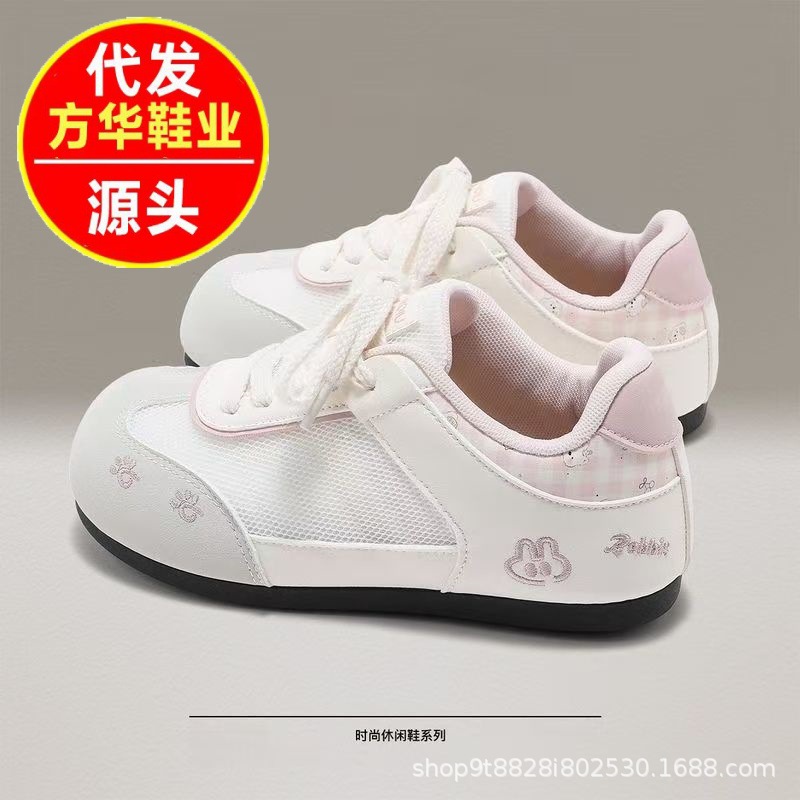 Zapatos de entrenamiento de la niña 2026 primavera nuevo estilo coreano cabeza redonda plano zapatos transpirables de tela de tela de dibujos animados zapatos blancos de estudiantes