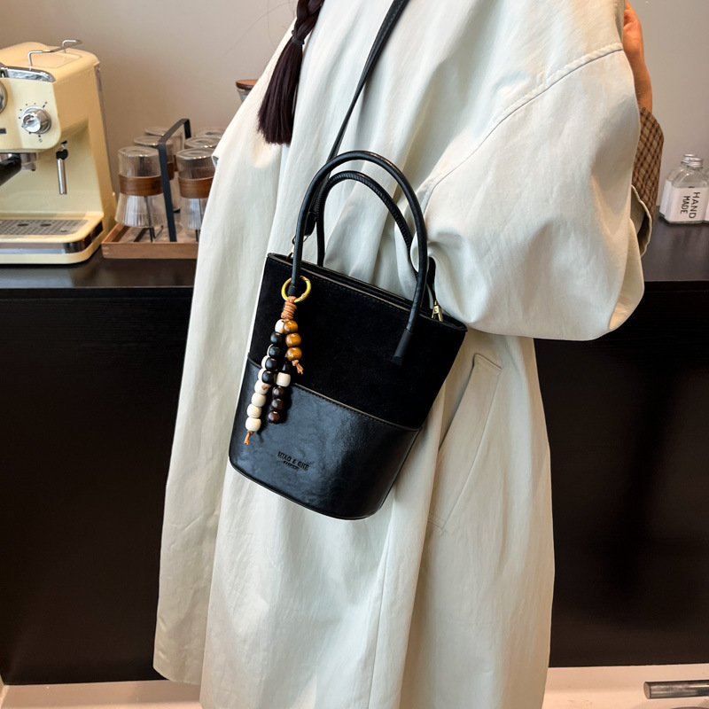 Coreano de seda doble bolso de cubo de color contraste para mujeres 2025 nueva moda versátil bolso de hombro bolso de brazo