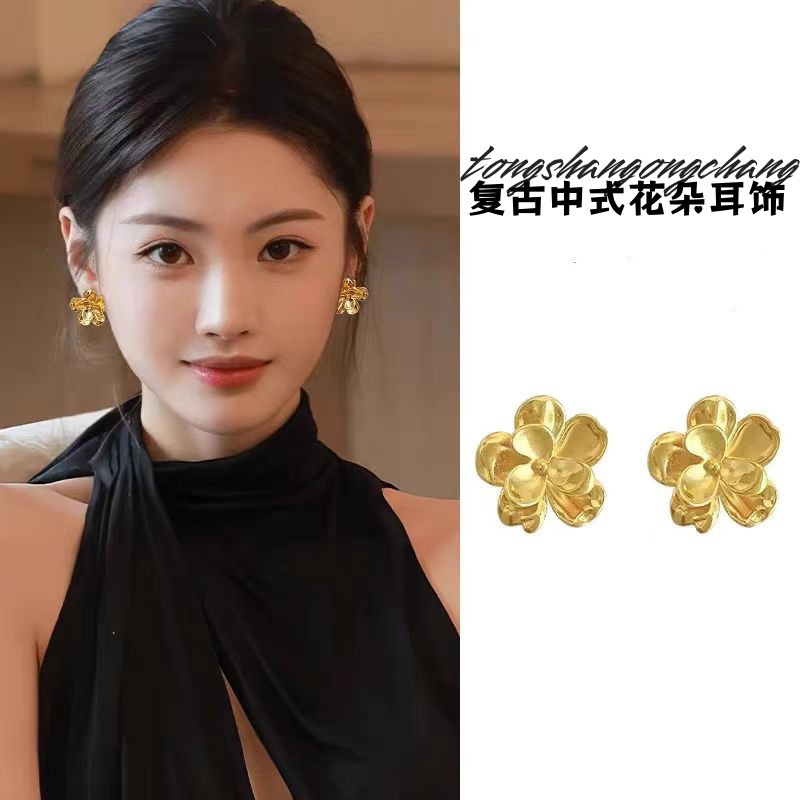 Golden retro fresh fashionable sophisticated earrings