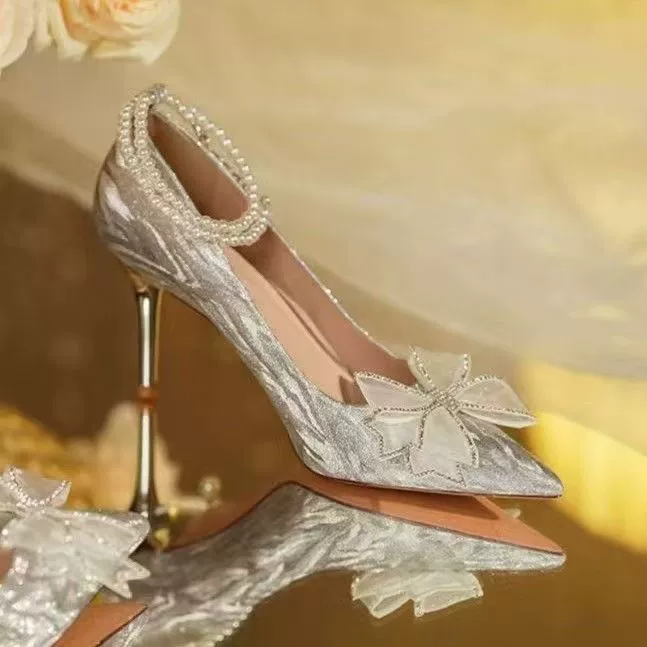 Тонкие туфли для подружек невесты в стиле феи, высокие каблуки для женщин 2025, новые элегантные туфли с жемчужным бантом, стразами и острым носком.