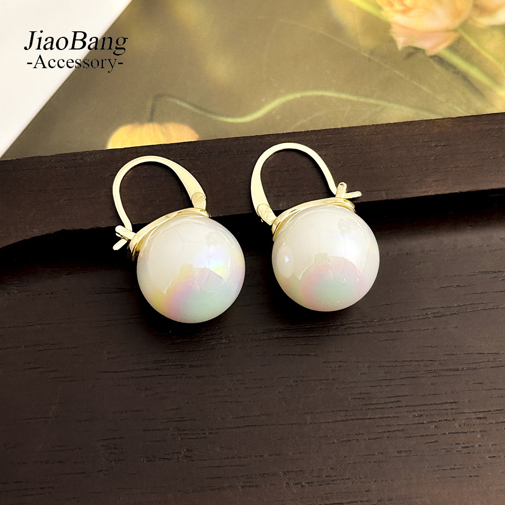 Pendientes de perlas de color de temperamento de estilo de Hong Kong, pendientes de temperamento de todo fósforo de alto nivel de nicho, personalidad de moda, pendientes retro, mujeres