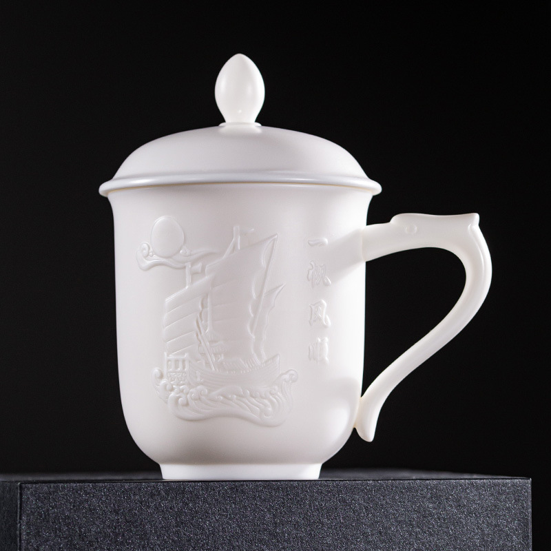 Winjiang en relieve de porcelana blanca Oficina Taza de cerámica con tapa Presidente taza de agua Aniversario de negocios taza de té Dehua