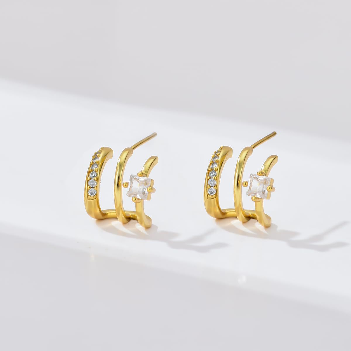 Europa y los Estados Unidos venden calientes transfronterizos de moda arco de tres garras pernos de diamante para orejas personales para mujeres