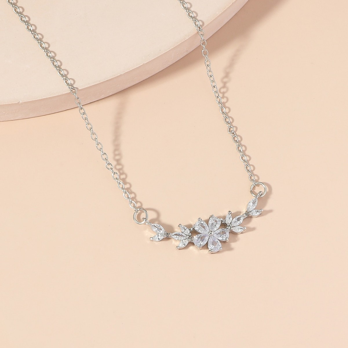 Bracciale a fiore oversize in smalto per donna, gioiello floreale_voghion.com