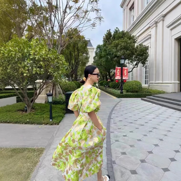 Đầm maxi nữ thắt eo họa tiết hoa nhí xanh cổ điển kiểu Pháp FL222150 — Màu xanh lá