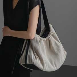 大容量旅行包2025新款ins风小众帆布包轻便单肩通勤斜挎托特大包