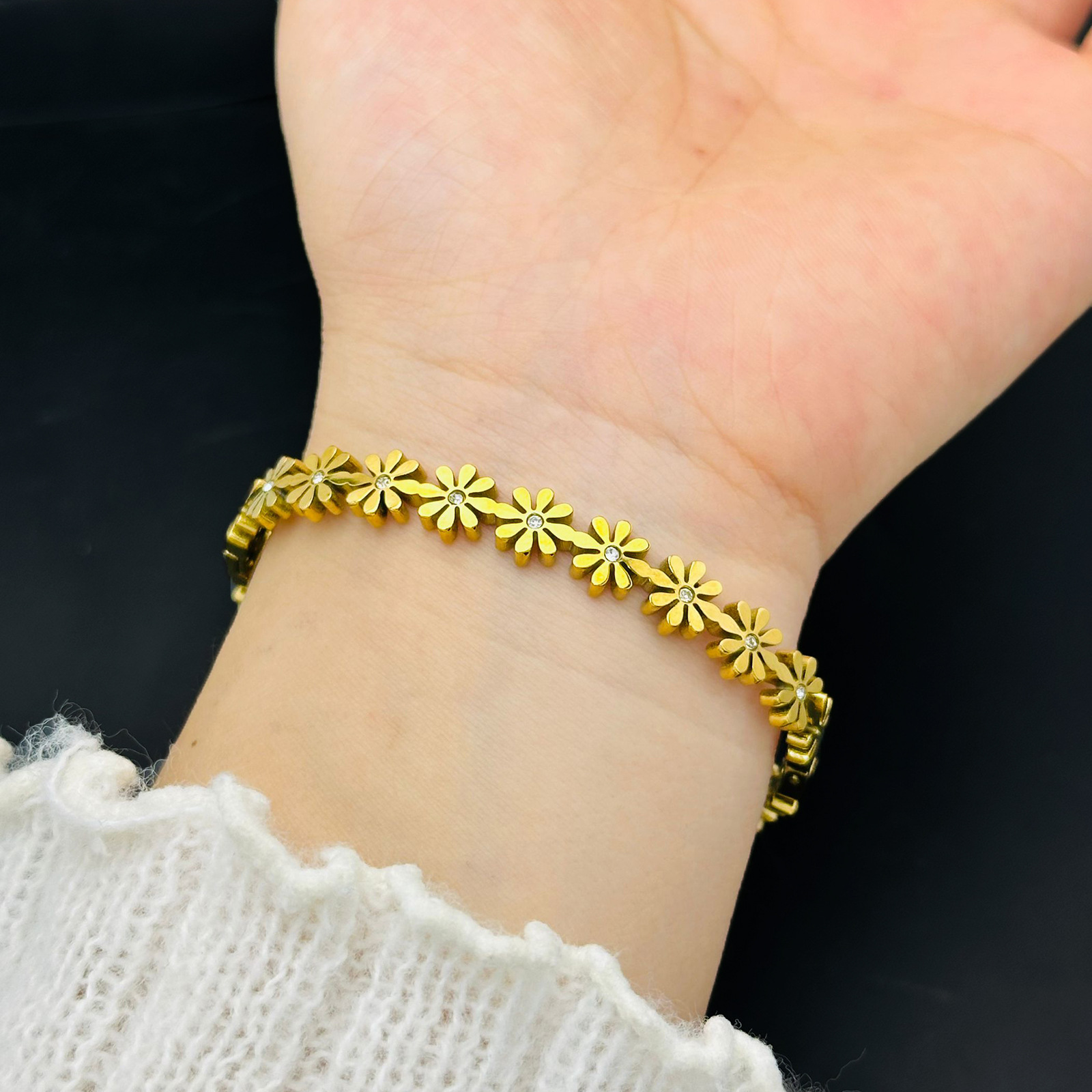 Flor de patrón pequeño pulsera de acero de acero de la mujer Xia Zhong nicho sensación de diseño ligero lujoso joyas de acero inoxidable de alta calidad temperamento simple