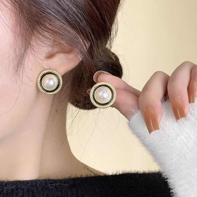 Elegant retro brand design earrings from pearl