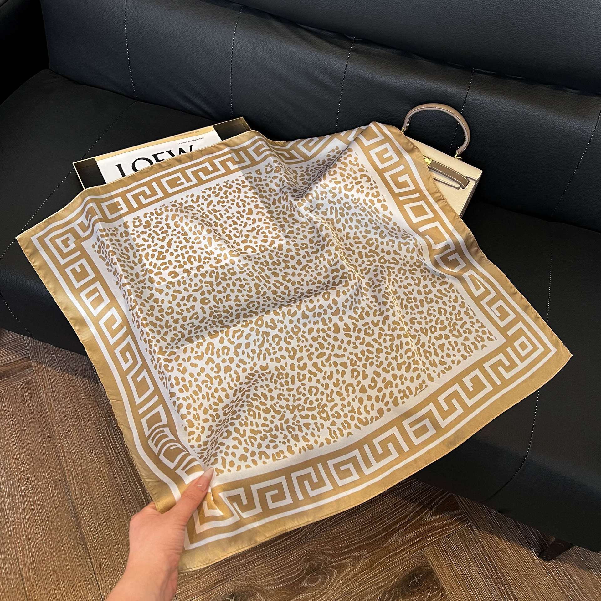 Transfronterizos nuevos bufandas de seda azul de alto nivel de seda cuadrada de simulación bufandas de moda de decoración de moda de combinación bolsa correa de pelo bufandas profesionales