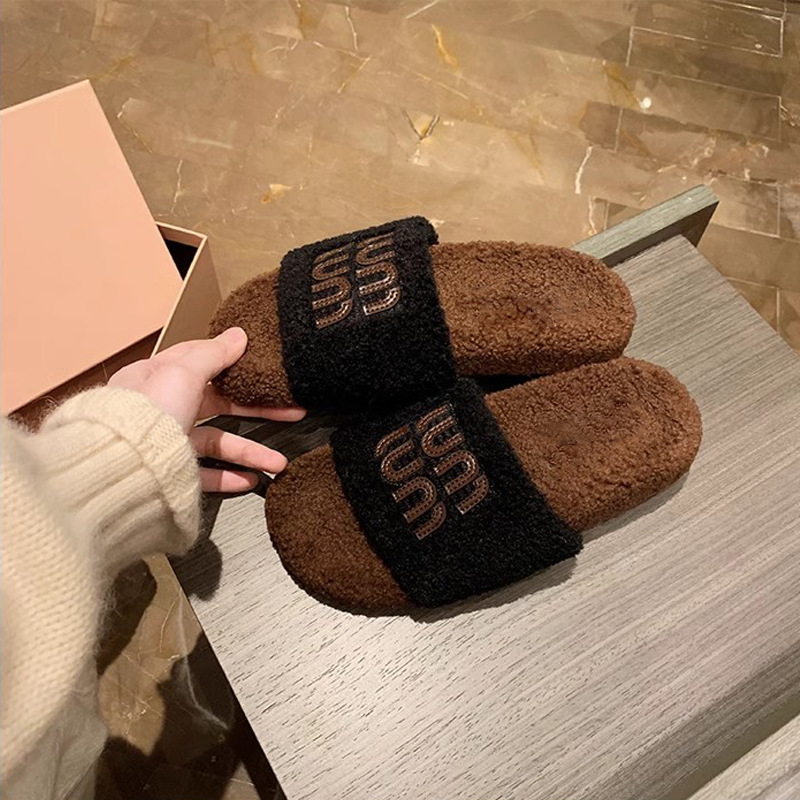 Nuevo estilo de moda de otoño y invierno de la uva de la madre Miu viento plano con un cinturón y zapatillas de pelusa para mujeres con ropa exterior