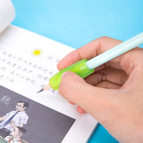 Deli 0507 Pen Holder Sheath is convenient for using the pen holder to correct the pen holding posture. Students use the pen holding protector