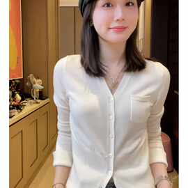 正奇特服饰/ 高级感轻奢上衣法式气质时髦白色v领长袖针织开衫女