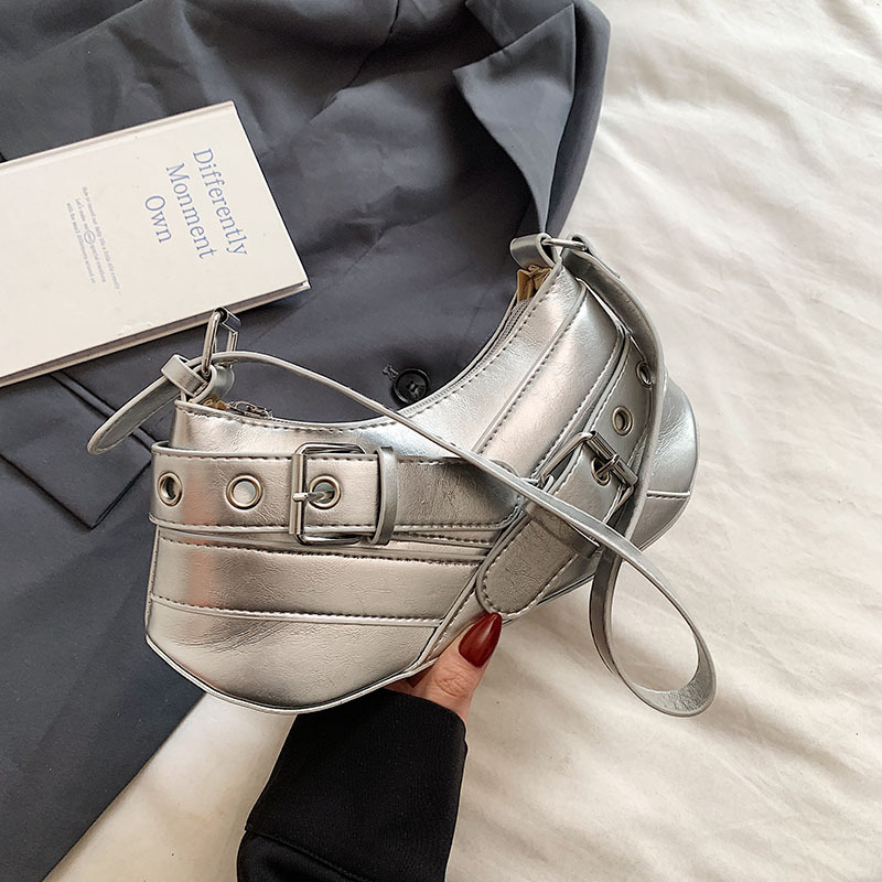 Alta sensación de bolso público plateado para mujeres 2024 nueva moda super caliente bolso de brazo de hombro exquisito bolso pequeño versátil