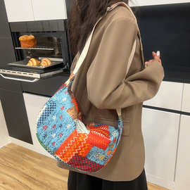 女休闲百搭女款斜跨饺子包轻便简约女士单肩随身包户外旅行慵懒风