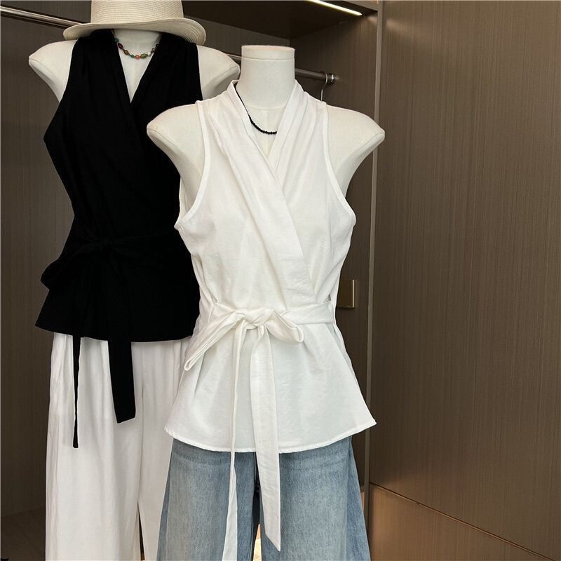Korean-style V-neck halter neck sleeveless shirt for women, summer 2026 new model, high-end, sexy, stylish, waist-cinching tank top Korean-style V-neck halter neck sleeveless shirt for women, summer 2026 new model, high-end, sexy, stylish, waist-cinching tank top
