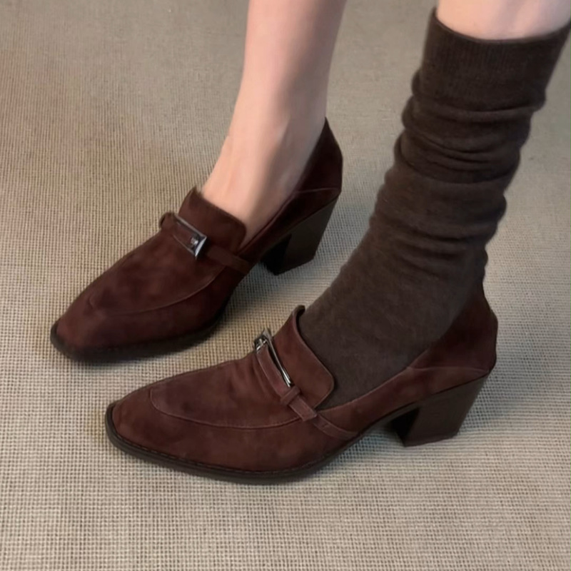 In-stock version~Fashionable suede British-style women's loafers with chunky heels, slip-on design, suitable for commuting, in a brown color, simple and elegant In-stock version~Fashionable suede British-style women's loafers with chunky heels, slip-on design, suitable for commuting, in a brown color, simple and elegant