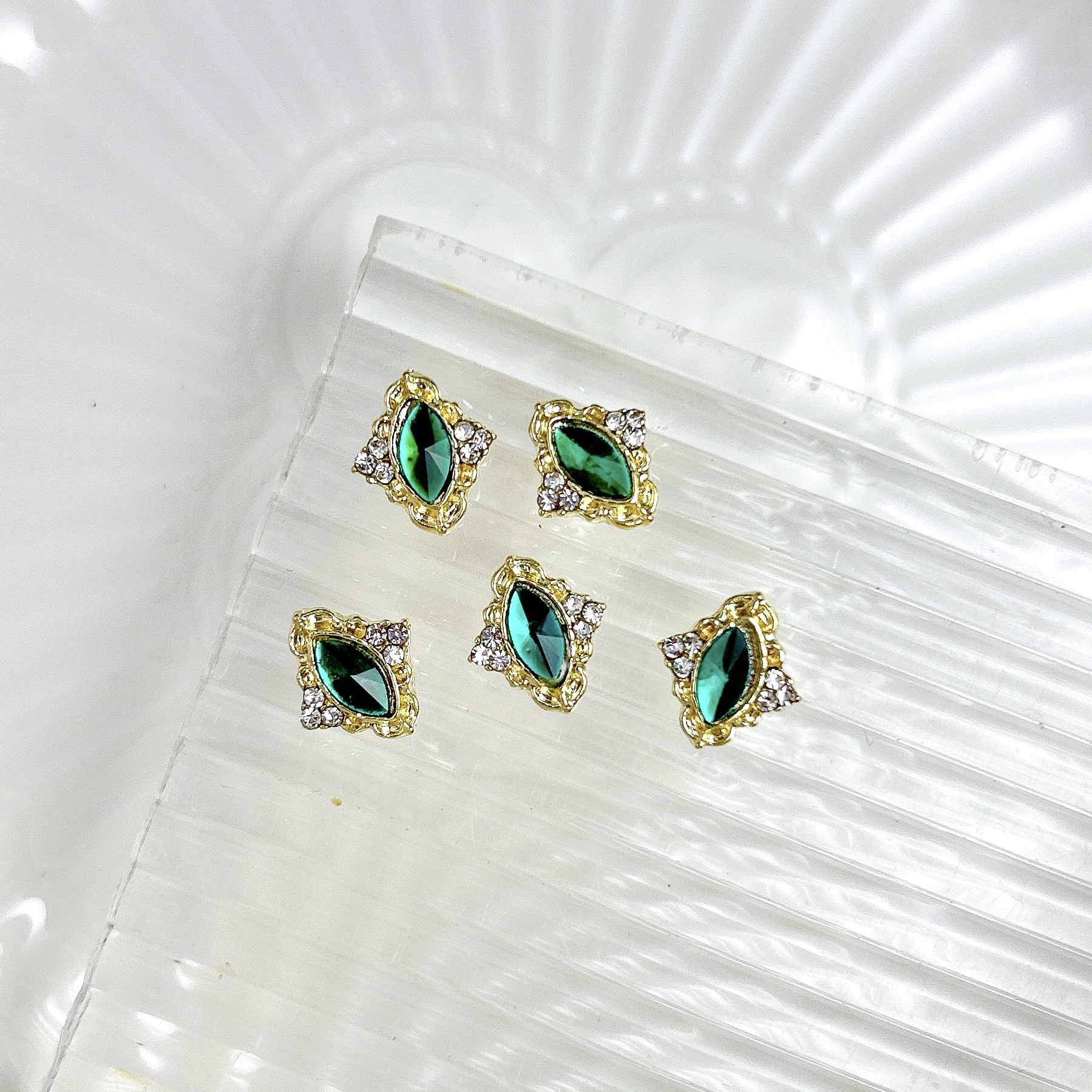 Nueva aleación china joyas de manicura taladro explosión grasa flash Fang amor gota de agua XiFeiYuan la misma armadura de la corte con taladro