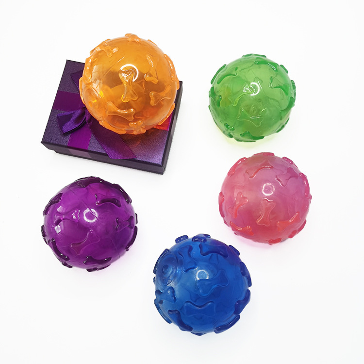 En stock al por mayor mascota flash bola juguete gato y perro LED luminoso sonido hueso bola TPR mordedura-resistente Limpieza de dientes bola elástica