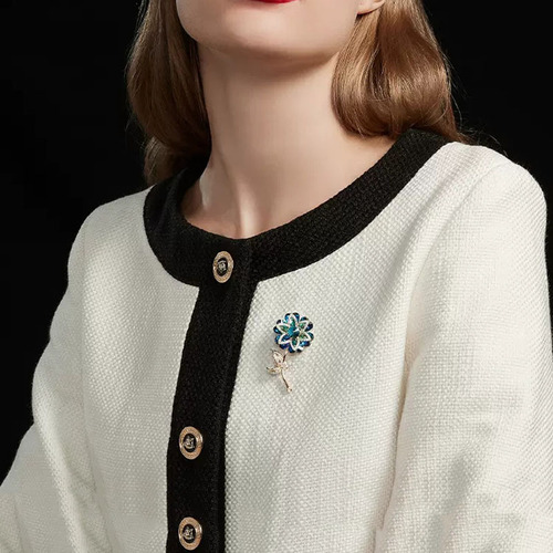 New Exquisite Brocade Pin for Women, High-End Chanel-style Hairpin with Unique and Refined Embellishment, Elegant Accessory for a Graceful Look