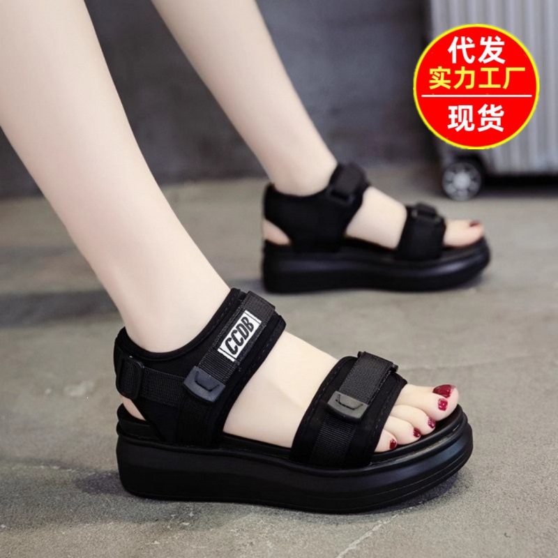 Sandalias deportivas especiales para mujeres 2026 verano nuevo tacones de moda zapatos de muffin de suela gruesa zapatos de playa para mujeres