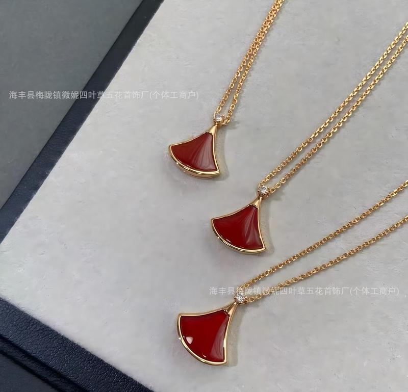 V ゴールドハイバージョンスカートネックレスレディース 18K ローズゴールドメッキハイエンドホワイトマザーオブパールカーネリアンフルダイヤモンド扇形鎖骨チェーン|undefined