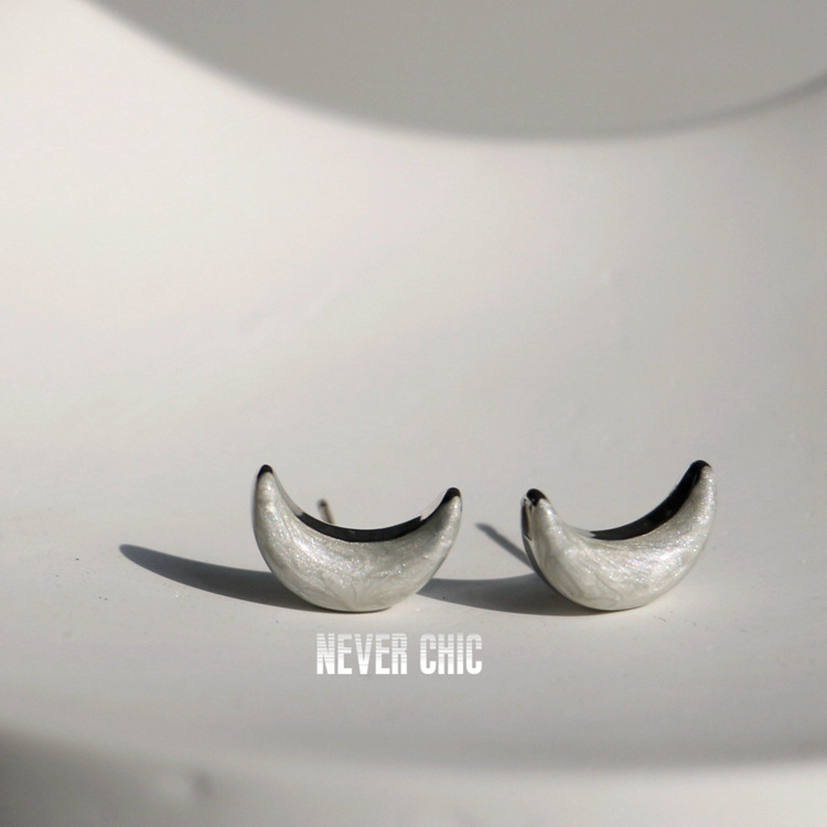 French Modern INS Cool Temperament Ice Grey Enamel Crescent Earrings Cool Style Exquisite Simple High-class Sense