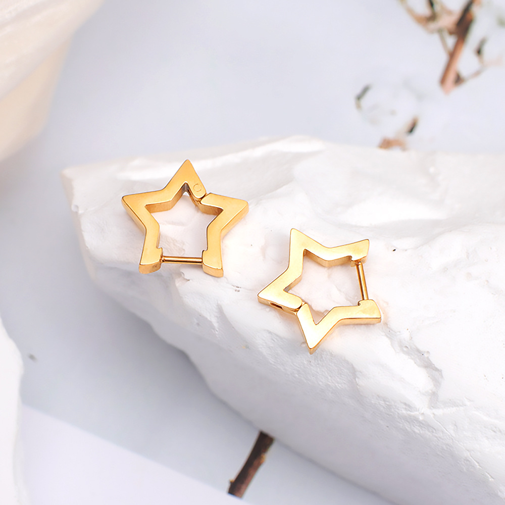 Anillo de hueso de oreja de acero inoxidable de acero de titanio hebilla de oreja de estrella de cinco puntas estilo coreano Chanel 18K oro pendientes de alta calidad en stock al por mayor