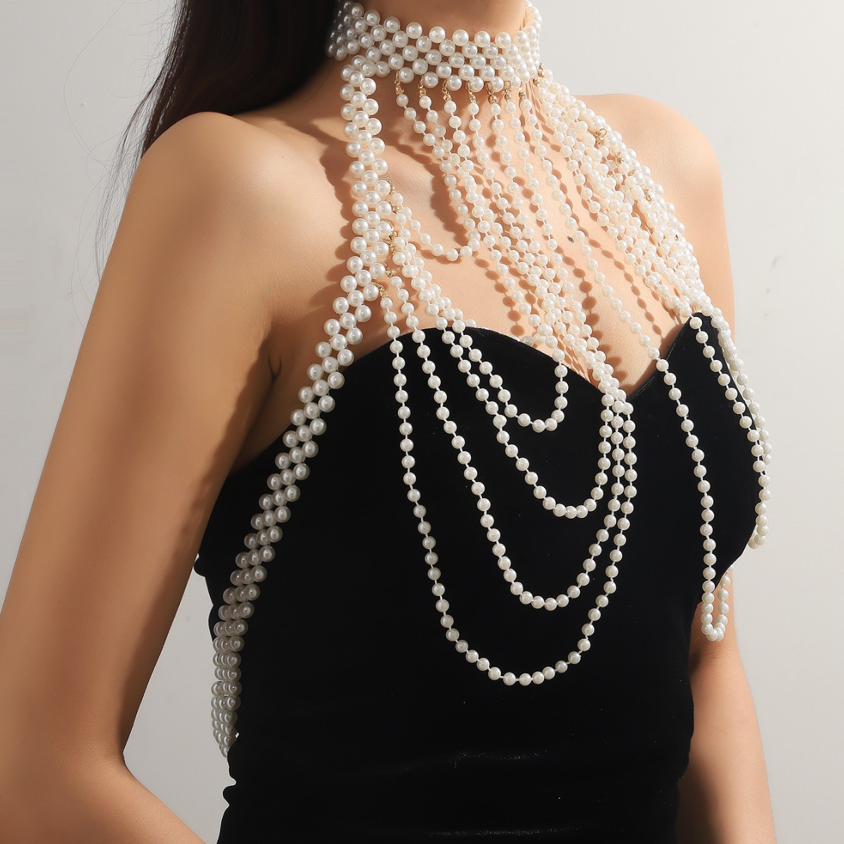 Joyas transfronterizas europeas y americanas sexy cadena de pecho de perlas de imitación multicapa moda femenina lujo ligero sentido de alta gama cadena de cuerpo de perlas de la industria pesada