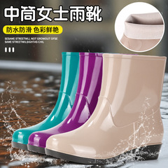 雨靴の新型女性は台所の食堂で仕事をしています。