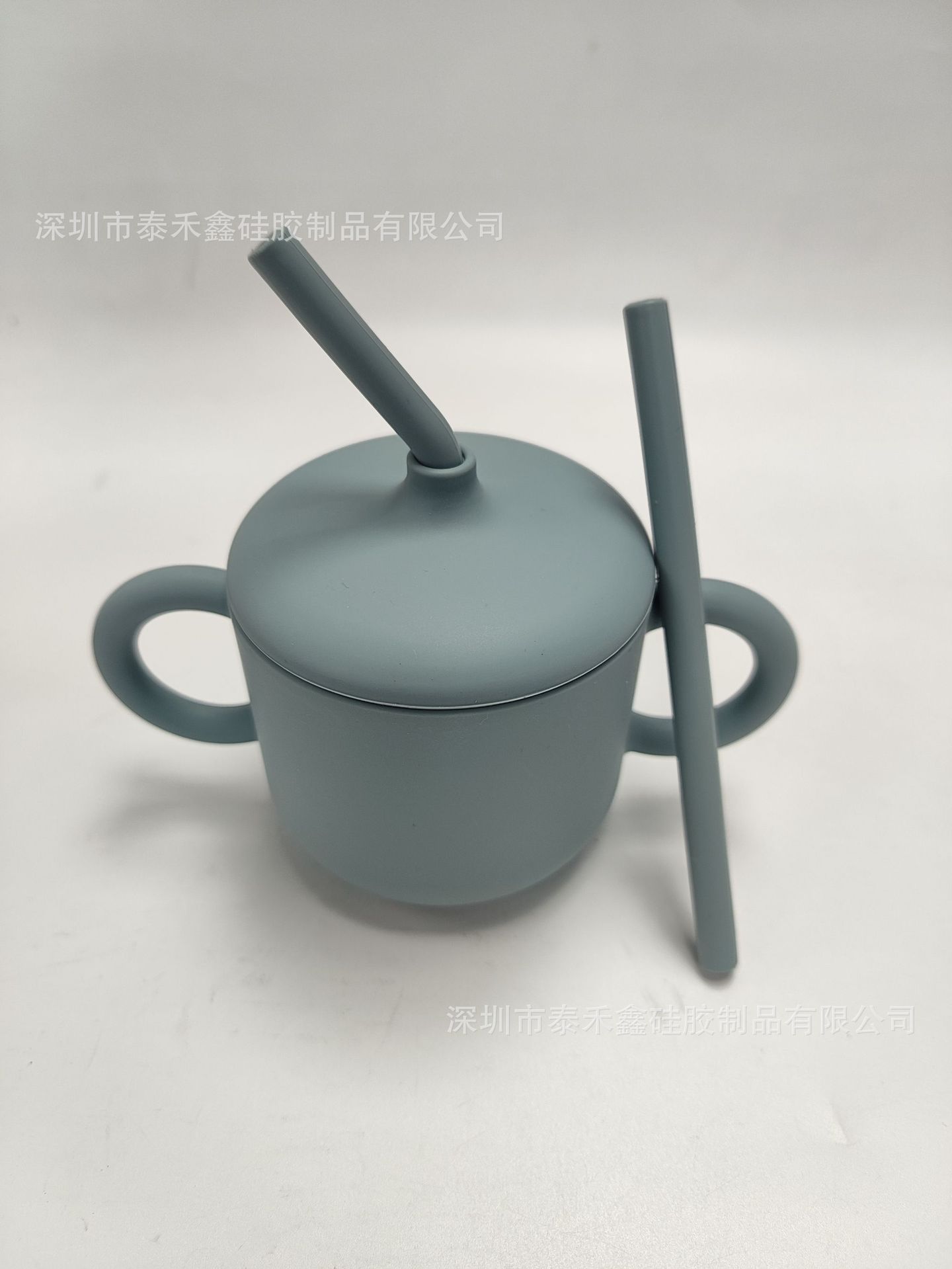 Doble oreja de tipo pétalo abierto de silicona snack taza con mango bebé snack caja creativa beber taza en stock