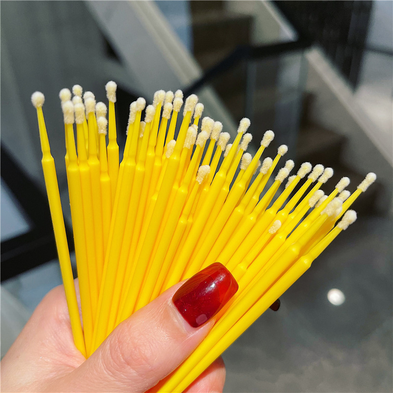 Dibuja delineador de ojos para ayudar a los bastoncillos de algodón para principiantes