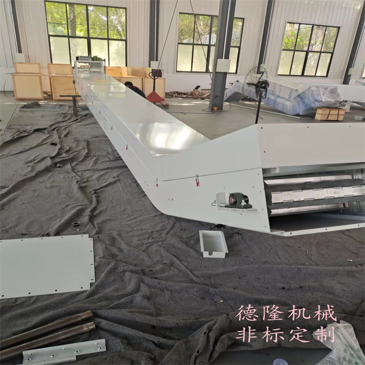 德隆供应密封式链板提升输送机板式上料传送带抑尘防尘提升输送带