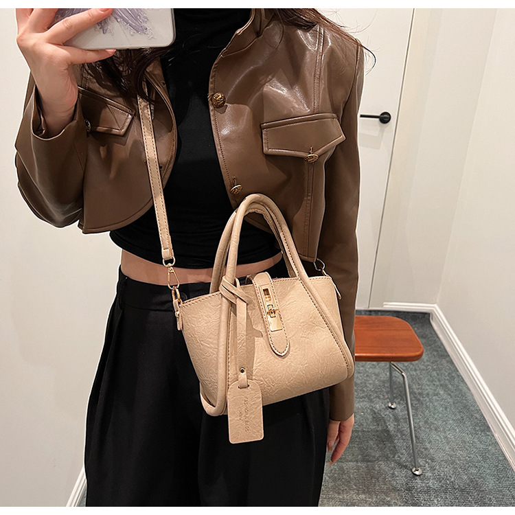 Women's Small Autumn&Winter Pu Leather Solid Color Vintage Style Lock Clasp Bucket Bag display picture 9