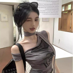 純粋な欲望のギャルは首のストラップのtシャツのベストを掛けます。