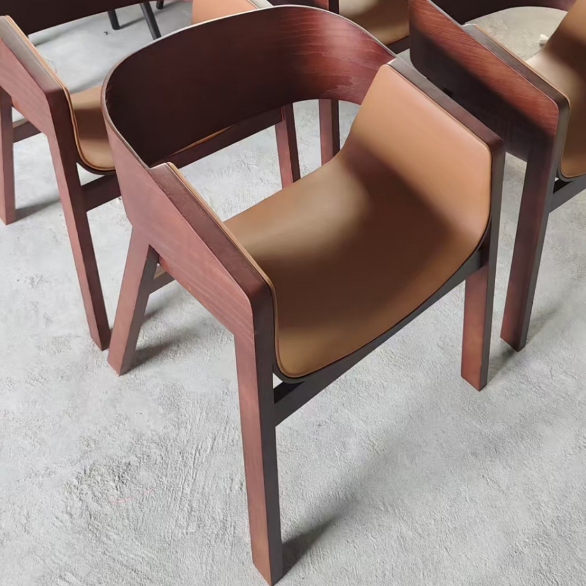 월넛 컬러 + U자형 쿠션만 포함