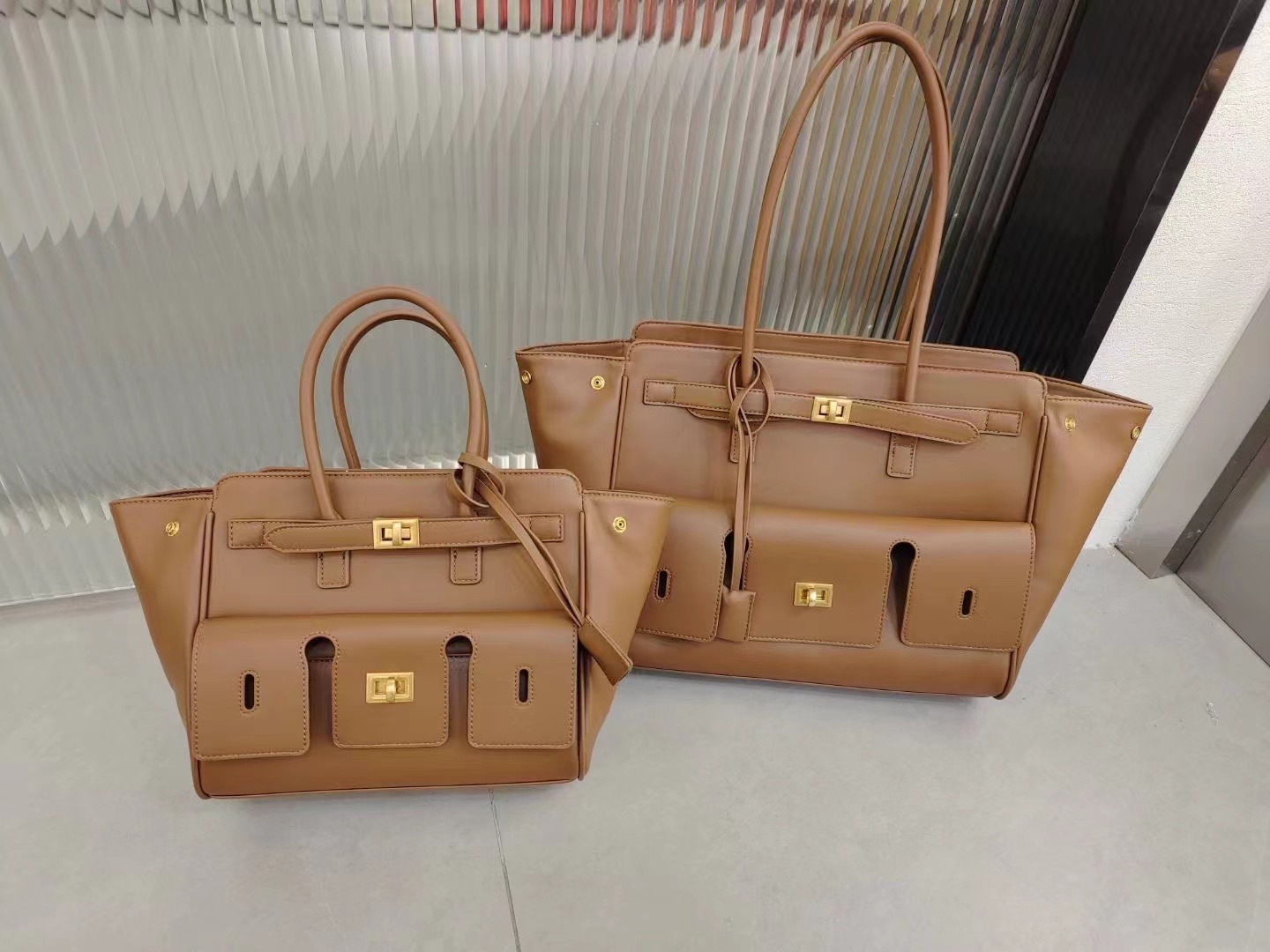 2024 nuevo bolso Tote con cerradura Roden de gran capacidad bolso de ala de motocicleta neutral bolso de hombro de cuero Tote bolso