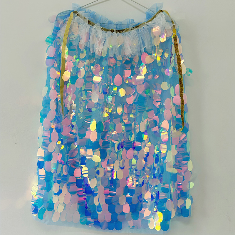 큰 스팽글이 달린 파란색 망토