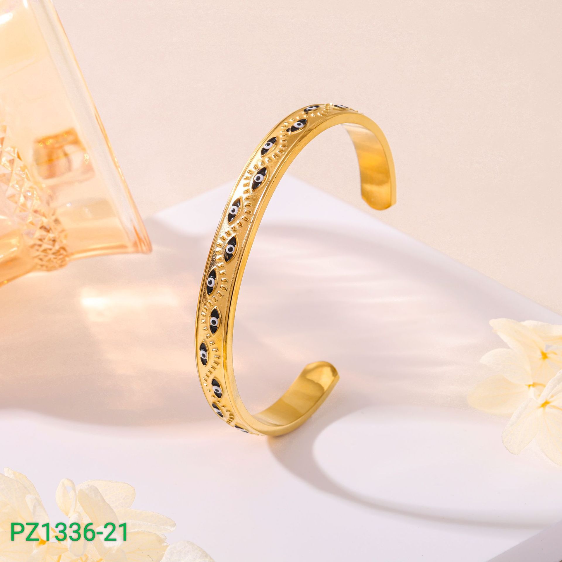 Pulseras de acero de titanio retro mujeres de moda transfronteriza europea y americana abierta electroalimentada diamantes de diamantes de diablo ojos brazalete de acero inoxidable joyas