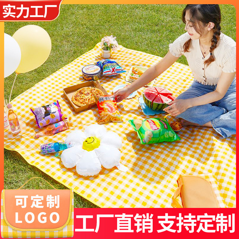 Outdoor picnic mat, spring outing tent, moisture-proof mat, park picnic, portable waterproof thickened picnic mat, non-woven fabric.